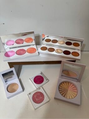 OFRA 5 Radiant Highlighter & Glow Palettes Retails at  165.00